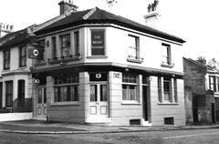 Mount-Pleasant-Public-House-on-the-corner-of-Calvert-Road.-1950.